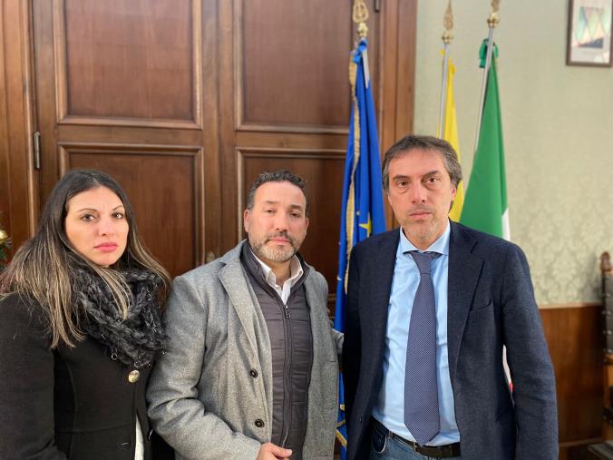 images Bottiglia incendiaria ad un'Assicurazione, Fiorita ha incontrato il titolare: "Un gesto che condanniamo fermamente"