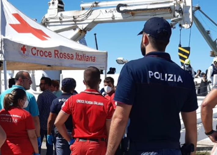 Crotone, sbarco di migranti dalla nave Diciotti: in carcere 6 egiziani images Crotone, sbarco di migranti dalla nave Diciotti: in carcere 6 egiziani