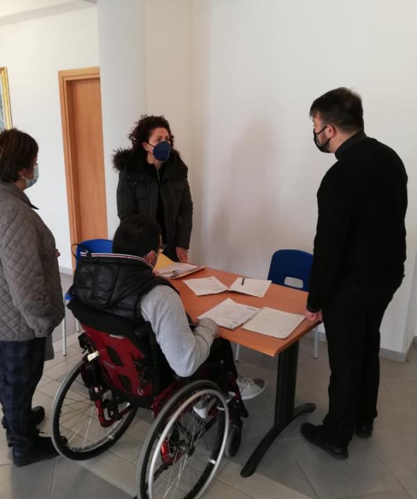 images Vaccini. A Soveria Mannelli il parroco mette a disposizione i locali della chiesa per soggetti fragili e disabili