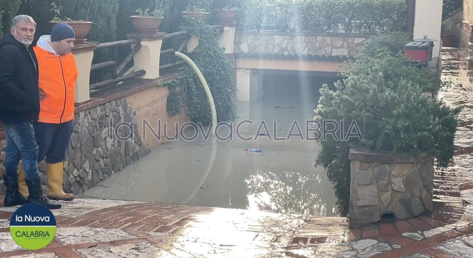 images Maltempo, disastro a Simeri Mare: scantinati sommersi e strade impraticabili (VIDEO)