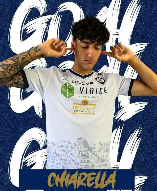 images Calcio, il catanzarese Lorenzo Chiarella decide il derby di serie D tra Cavese e Nocerina