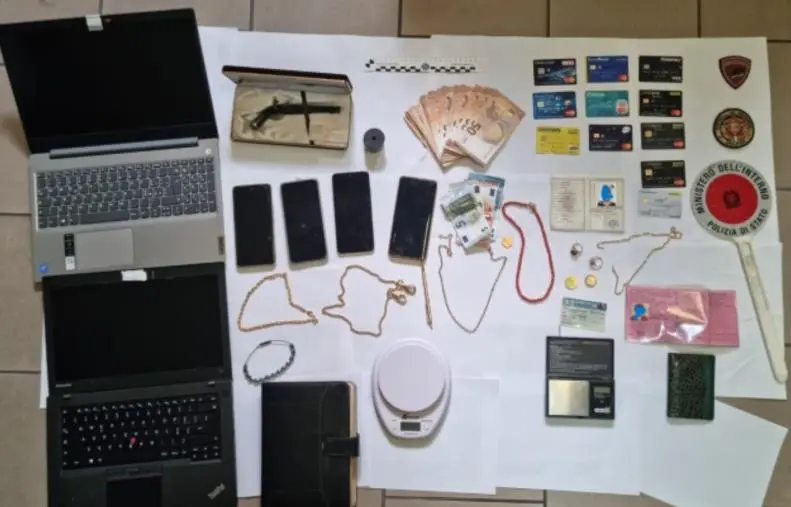 Voleva rifilarle un pacco da 5mila euro, anziana chiama la polizia e fa arrestare il truffatore images Voleva rifilarle un pacco da 5mila euro, anziana chiama la polizia e fa arrestare il truffatore