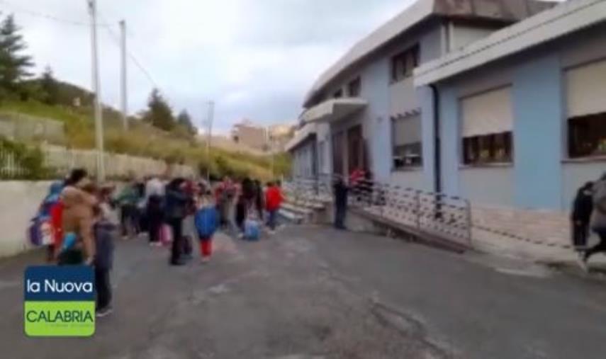 images Calabria zona rossa. Si torna in aula fino alla prima media 