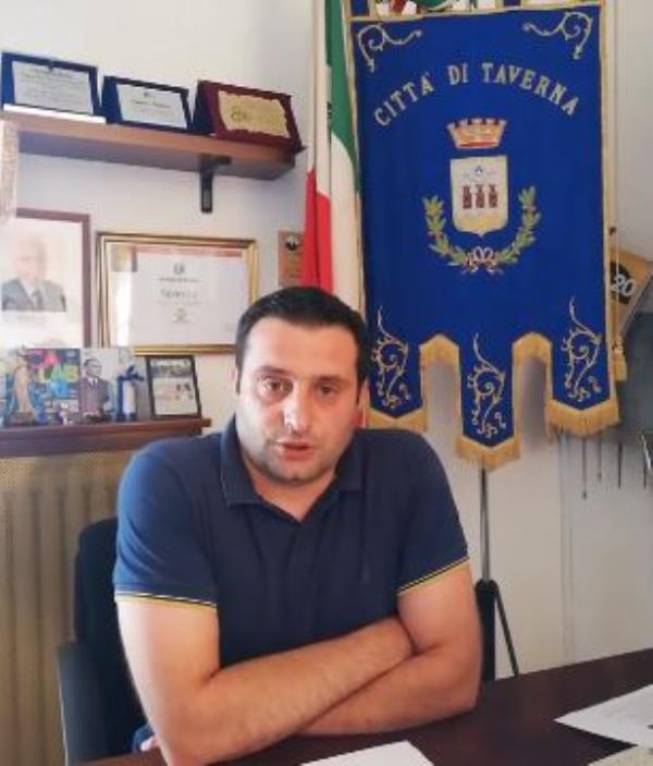 images Taverna. Arriva l'obbligo di indossare le mascherine all'aperto fino al 10 gennaio 