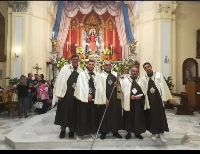 Catanzaro, si è insediato il nuovo Seggio Priorale della "Pia Congregazione reale della Madonna del Carmine 1783" nel quartiere di Gagliano
 images Catanzaro, si è insediato il nuovo Seggio Priorale della "Pia Congregazione reale della Madonna del Carmine 1783" nel quartiere di Gagliano