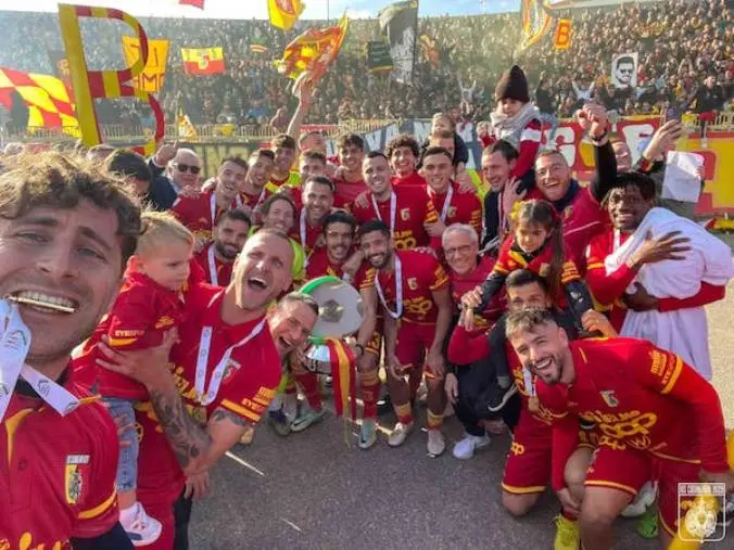 images Us Catanzaro 1929, si lavora in vista della gara col Giugliano tra festeggiamenti e suggestioni