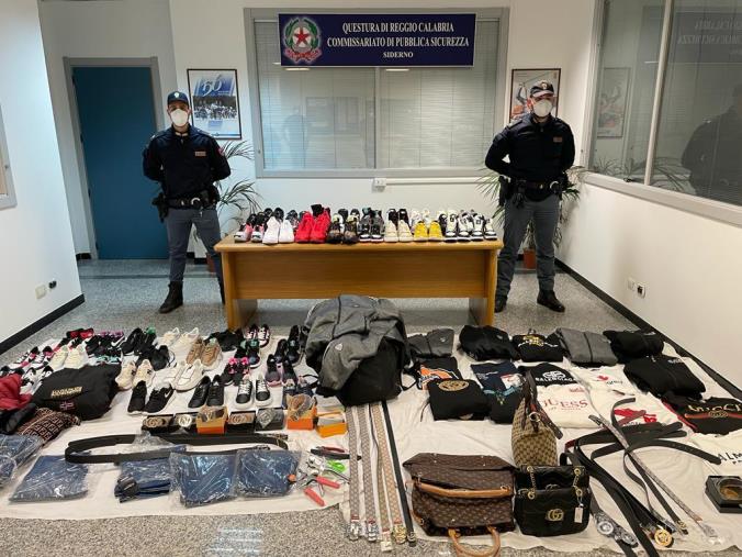 images Sequestrati al mercato di Locri scarpe, borse, cinture, felpe e giubbini contraffatti
