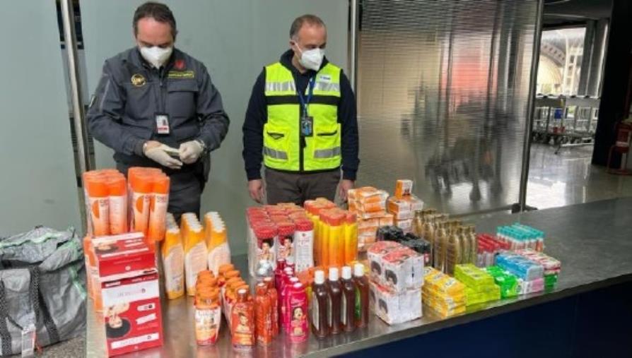 Lamezia Terme, sequestrate all'aeroporto 396 confezioni di cosmetici non sicuri: erano nascoste nei bagagli images Lamezia Terme, sequestrate all'aeroporto 396 confezioni di cosmetici non sicuri: erano nascoste nei bagagli