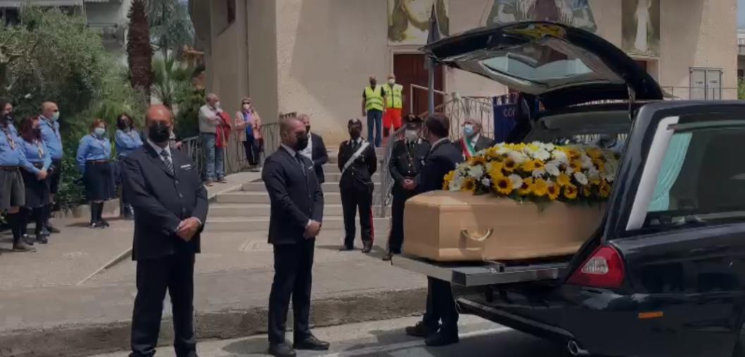 images Tragedia della funivia. Un lungo applauso accoglie Serena in chiesa (VIDEO)