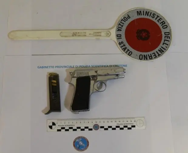 Calci, pugni e pistola puntata alla fidanzata minorenne: 20enne in manette a Crotone images Calci, pugni e pistola puntata alla fidanzata minorenne: 20enne in manette a Crotone