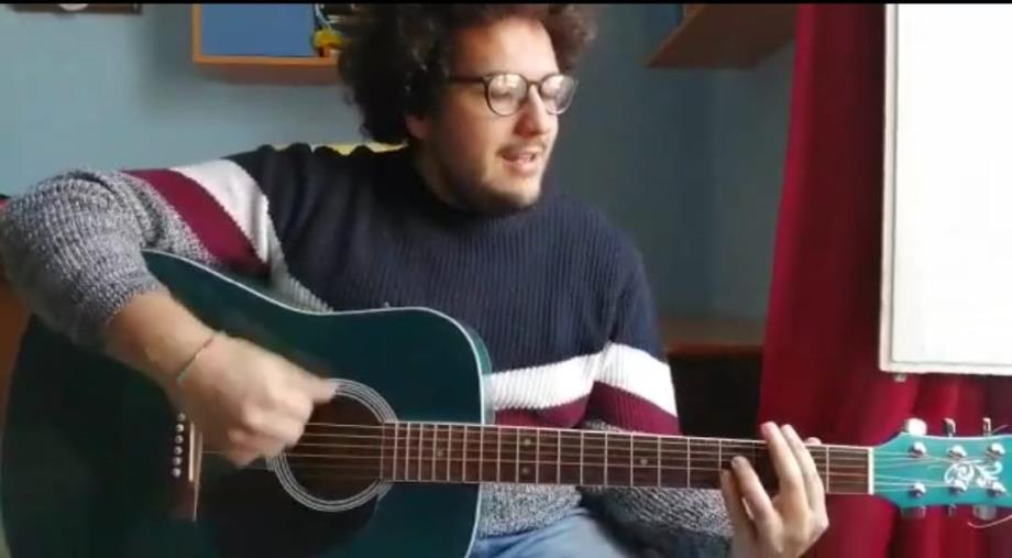 #iorestoacasa. Simone Mannarino suona il suo ultimo inedito "Sento" per La Nuova Calabria