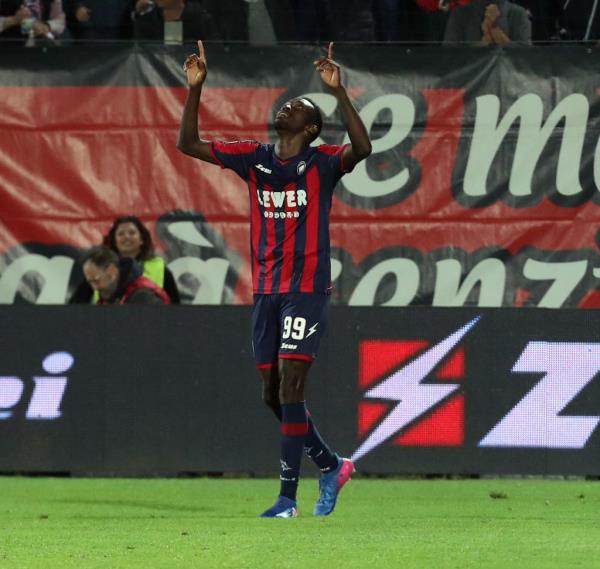 images L'attacante del Crotone Simy: “Ripresa? Penso a chi lotta per la vita”