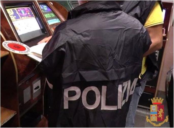 Catanzaro. La polizia trova in un esercizio commerciale 6 slot machine sequestrate  images Catanzaro. La polizia trova in un esercizio commerciale 6 slot machine sequestrate