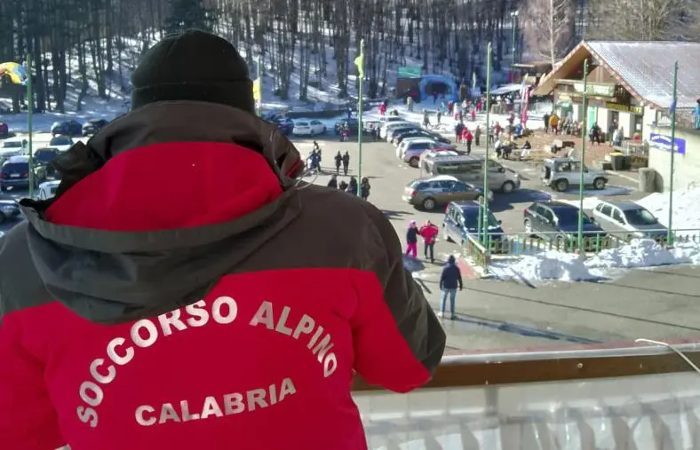 Escursionista si ferisce tra Calabria e Basilicata: salvato dal Soccorso Alpino 
 images Escursionista si ferisce tra Calabria e Basilicata: salvato dal Soccorso Alpino