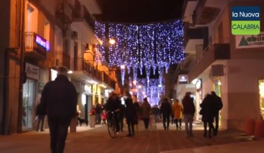 images Decreto Natale. Il Governo precisa: "Un solo spostamento al giorno anche fuori dal proprio comune ma all'interno della regione"