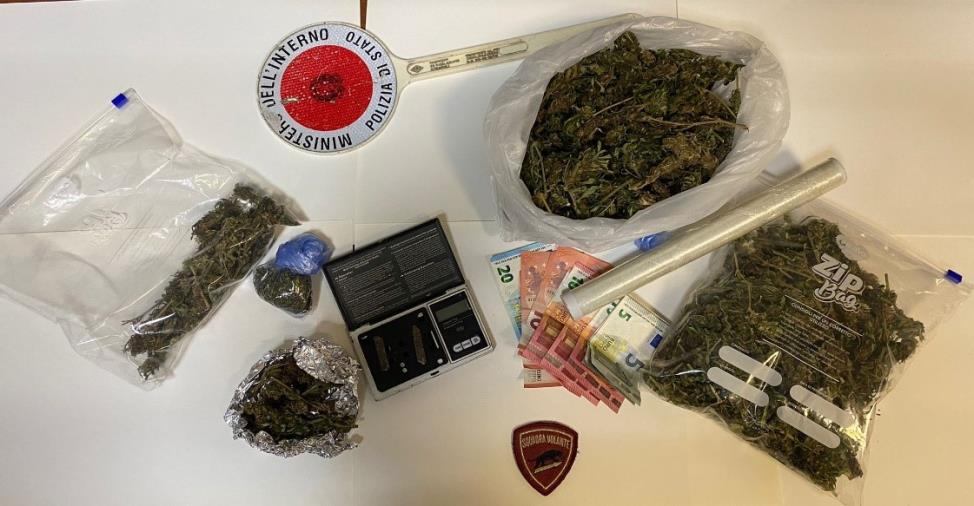 Crotone. Soldi, bilancino e marijuana: all'obbligo di dimora un 23enne images Crotone. Soldi, bilancino e marijuana: all'obbligo di dimora un 23enne