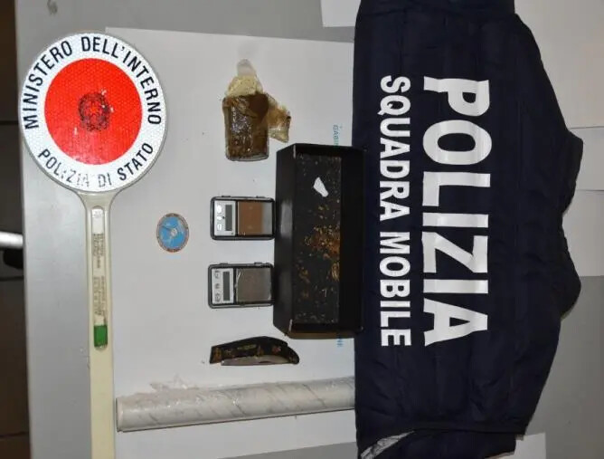 images Nascondeva hashish nel garage di casa: arrestato un 52enne crotonese