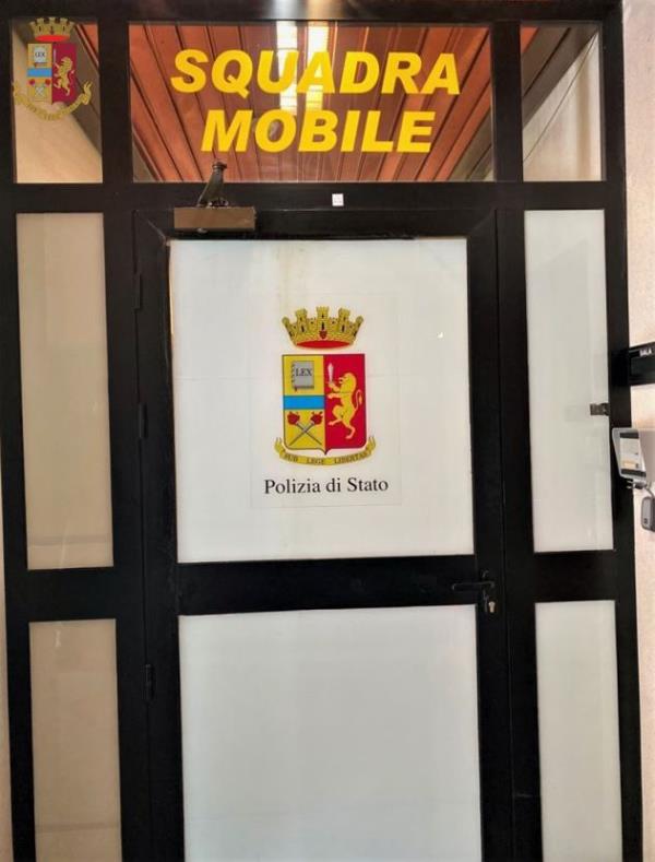 images 'Handover'. Traffico di droga: la polizia di Vibo arresta due giovani 