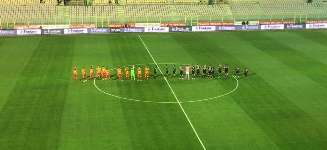 Catanzaro vs Palermo: 1-1 finale. I rosanero agguantano il pareggio in nove uomini. Foresti imbufalito: "Partita brutale, basta confort, squadra subito in ritiro" images Catanzaro vs Palermo: 1-1 finale. I rosanero agguantano il pareggio in nove uomini. Foresti imbufalito: "Partita brutale, basta confort, squadra subito in ritiro"