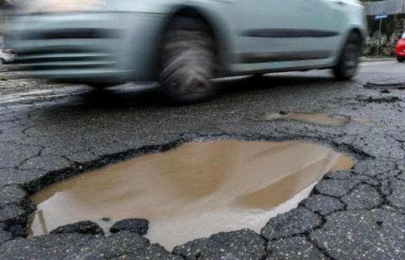 images Catanzaro, la denuncia di un cittadino: "Strade dissestate e serio pericolo per chi transita"