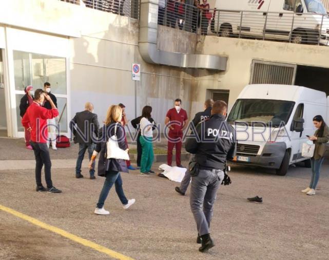 images Dramma a Catanzaro, uomo si butta da una scala esterna del Policlinico