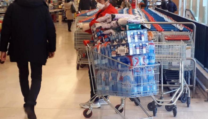 images Blitz del Nas nei supermercati, il 18% risultati irregolari. Tracce del virus su Pos e carrelli