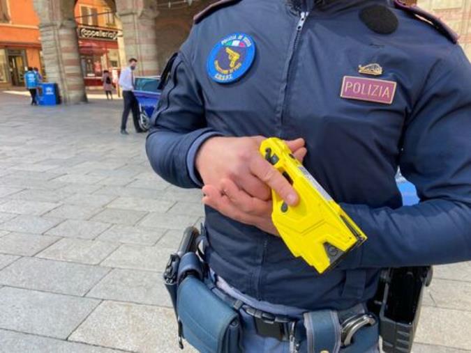 images I poliziotti di Catanzaro con il taser, la soddisfazione del SIULP: "Aiuterà a evitare aggressioni agli agenti"