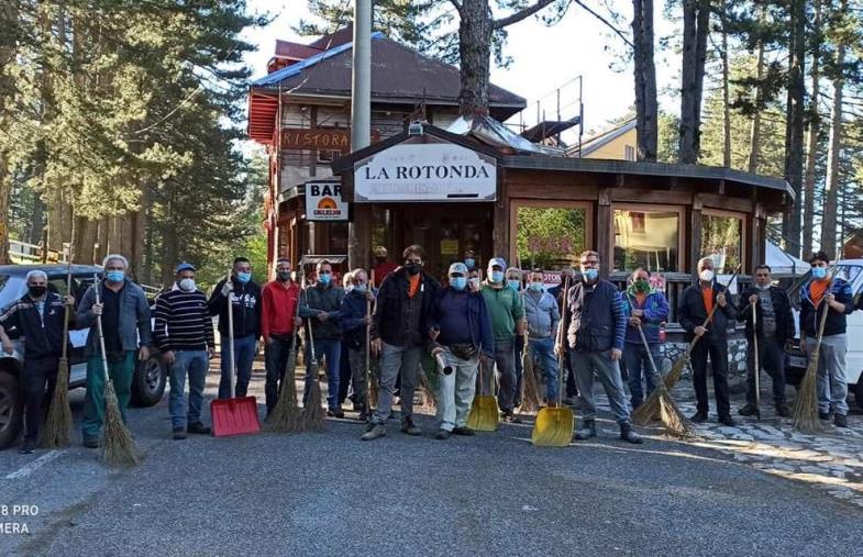 images Ecologia ambientale a Taverna. Il consigliere Salvatore Lia ringrazia il gruppo dei volontari 