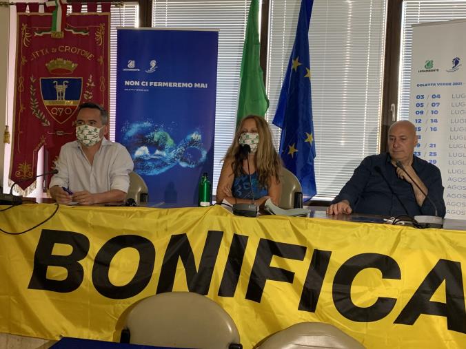 images Goletta Verde approda a Crotone per denunciare i ritardi sulla bonifica e riqualificazione del SIN