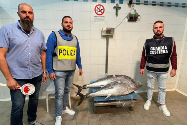 images Prodotto ittico non tracciato: la Polizia di Crotone blocca un furgone e sequestra il carico