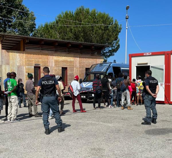 Tendopoli di San Ferdinando: censiti gli ospiti e raccolte le adesioni per la campagna di vaccinazione anti Covid-19 images Tendopoli di San Ferdinando: censiti gli ospiti e raccolte le adesioni per la campagna di vaccinazione anti Covid-19