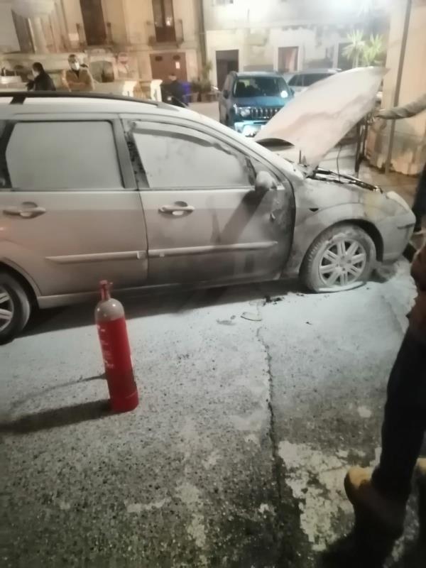 Auto in fiamme a Girifalco, il pronto intervento dei vigili del fuoco scongiura il peggio images Auto in fiamme a Girifalco, il pronto intervento dei vigili del fuoco scongiura il peggio