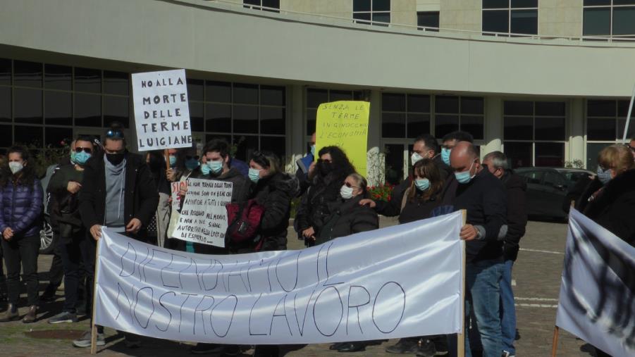 Terme Luigiane. La protesta si sposta nella Cittadella regionale images Terme Luigiane. La protesta si sposta nella Cittadella regionale