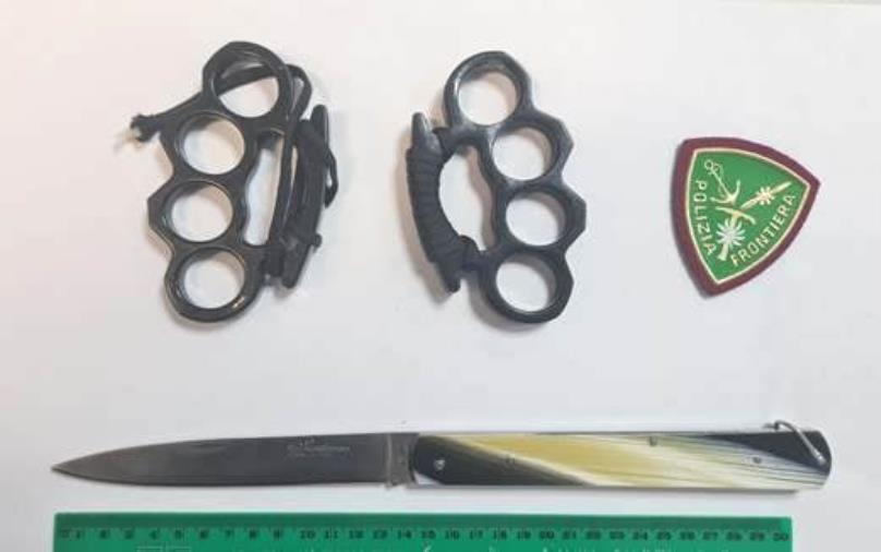 images Aeroporto Lamezia Terme, bloccato prima dell'imbarco con tirapugni e un coltello