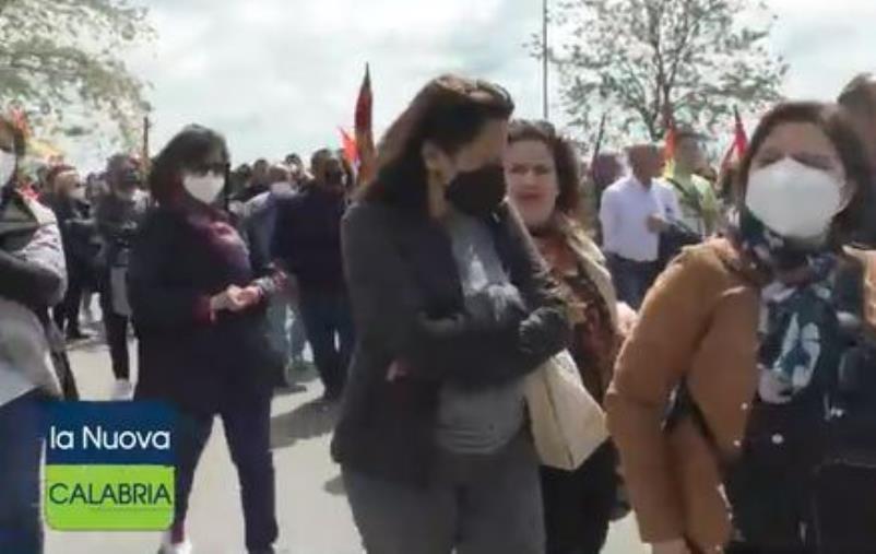 images I tirocinanti 'dimenticati' protestano a Lamezia Terme: "Rischiamo di finire in mezzo alla strada"