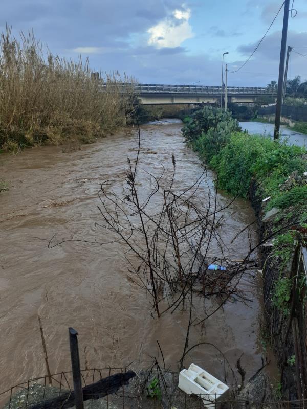 images "Lamezia bene Comune" lancia l'allarme: "Il Torrente Cantagalli straripa e l'acqua inizia a invadere le abitazioni" (FOTO)