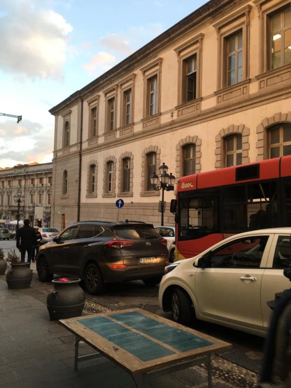 Traffico bloccato su Corso Mazzini: ancora una volta la sosta è selvaggia. E a piazza Serravalle è caos images Traffico bloccato su Corso Mazzini: ancora una volta la sosta è selvaggia. E a piazza Serravalle è caos