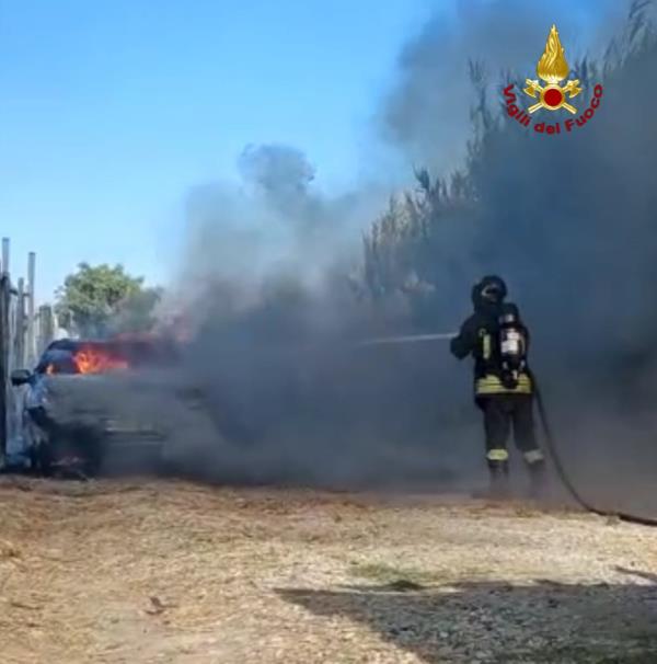 Tragedia sfiorata nel Crotonese, rogo coinvolge due auto e una roulette in cui scoppia una bombola a gas images Tragedia sfiorata nel Crotonese, rogo coinvolge due auto e una roulette in cui scoppia una bombola a gas