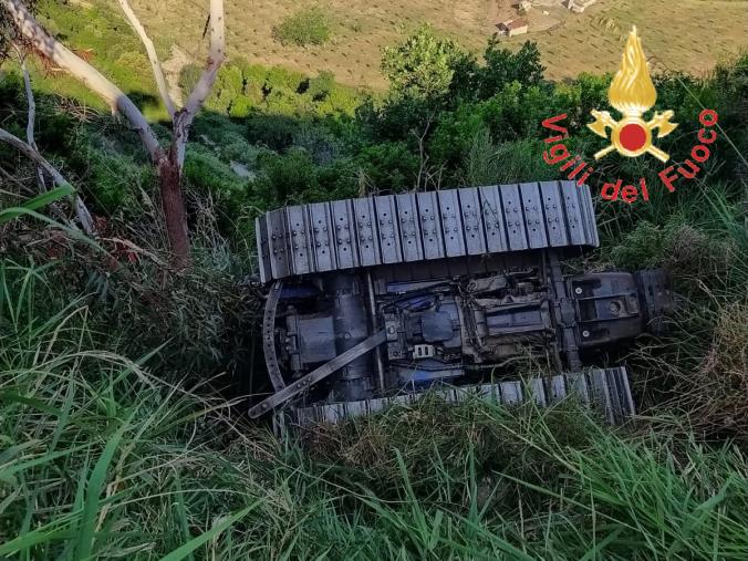 images Si ribalta col trattore e resta schiacciato: morto un 30enne a Cinquefrondi