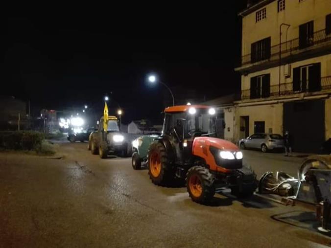 images Coronavirus. Si accendono i trattori: la Coldiretti in campo a Castrovillari per la sanificazione delle strade (VIDEO)