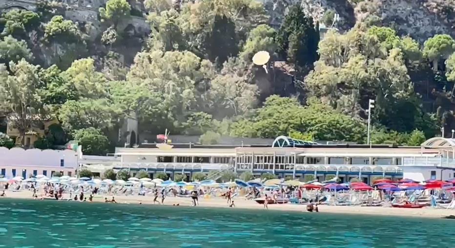 images Copanello di Stalettì. Attimi di agitazione per una piccola e improvvisa tromba d'aria in spiaggia