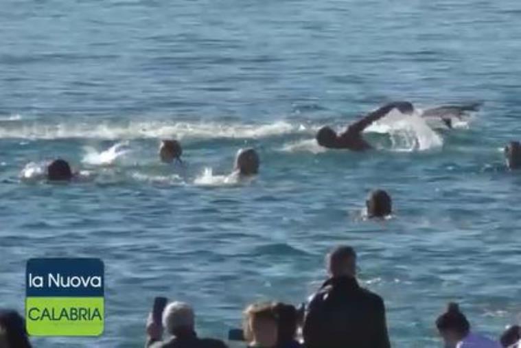 images Rinnovata la tradizione del tuffo di Capodanno a Catanzaro