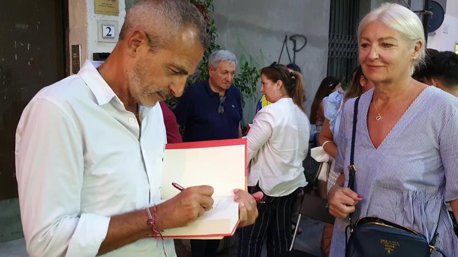 images Soverato, grande affetto del pubblico per lo scrittore Gianfrancesco Turano