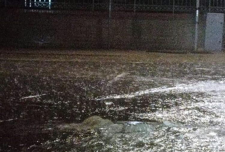 images Il maltempo sferza il Catanzarese, a Montepaone l'acqua fa saltare alcuni tombini  (FOTO)