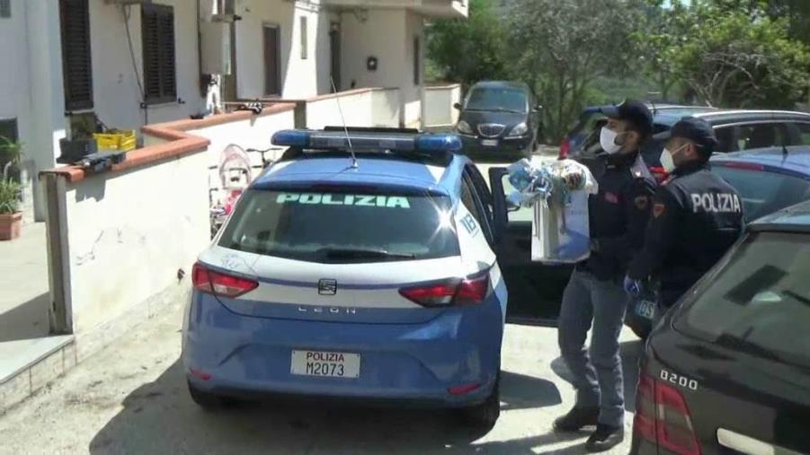images Coronavirus. Polizia e Caritas di Reggio Calabria insieme con lo slogan “Chi può, dà; chi non può, avrà”