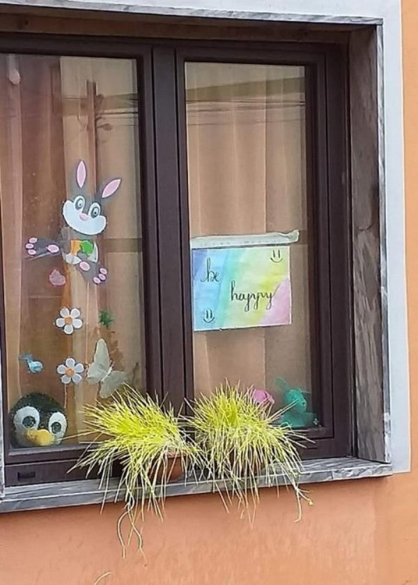 images Coronavirus. La solidarietà di "Universo Minori" con l'iniziativa "Abbellisco il mio balcone, la mia finestra o il mio terrazzo”