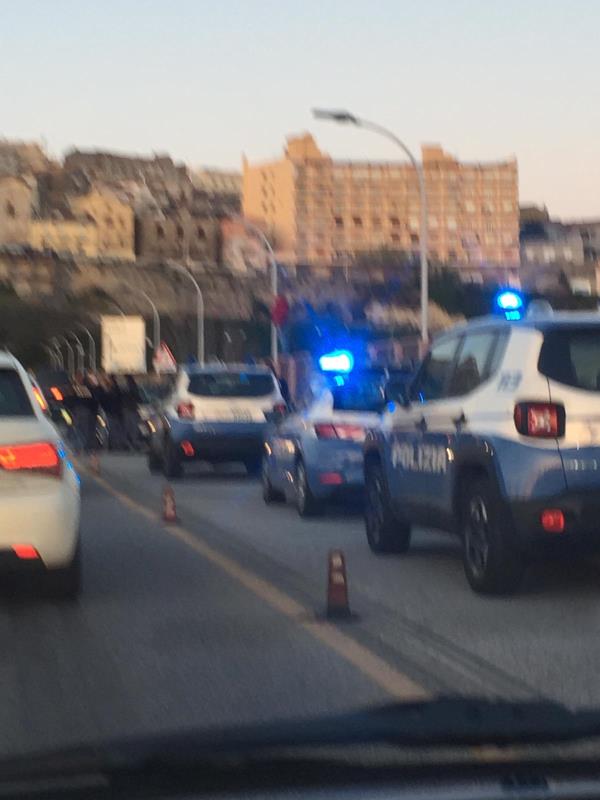 images Catanzaro. Un uomo minaccia di buttarsi dal Ponte Morandi: sul posto la polizia