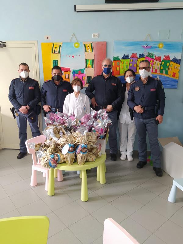 Catanzaro, la Pasqua è più dolce con le uova donate dal Reparto prevenzione Crimine di Vibo Valentia ai bimbi in ospedale images Catanzaro, la Pasqua è più dolce con le uova donate dal Reparto prevenzione Crimine di Vibo Valentia ai bimbi in ospedale