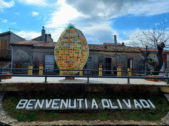 images Ad Olivadi l'uovo di Pasqua è realizzato con mattonelle di lana cucite a mano


