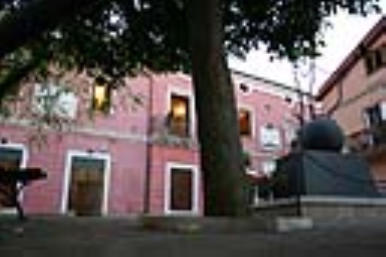 images Gironda (Officine del Sud): "Ripulita l'area antistante la scuola De Lorenzo a Gagliano. Ora si riapra la palestra"